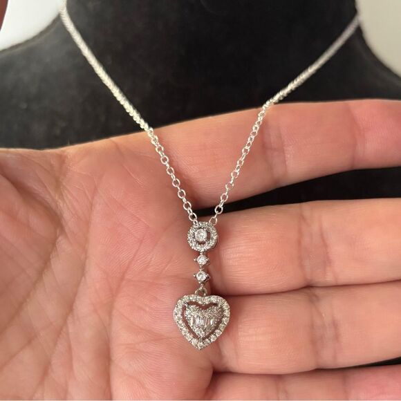 The loving heart pendant necklace in 925 silver and lab created diamonds. - Picture 1 of 12